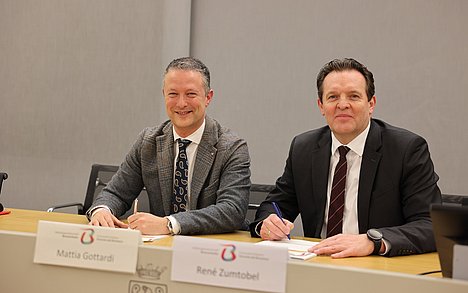 Bild der Unterzeichnung durch Landesrat Mattia Gottardi (Trentino) und Landesrat René Zumtobel (Tirol) im Sala Belli des Trentiner Landhaus